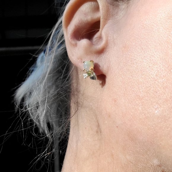 Opal & Peridot .925 Sterling Silver floral stud earrings - Picture 7 of 14